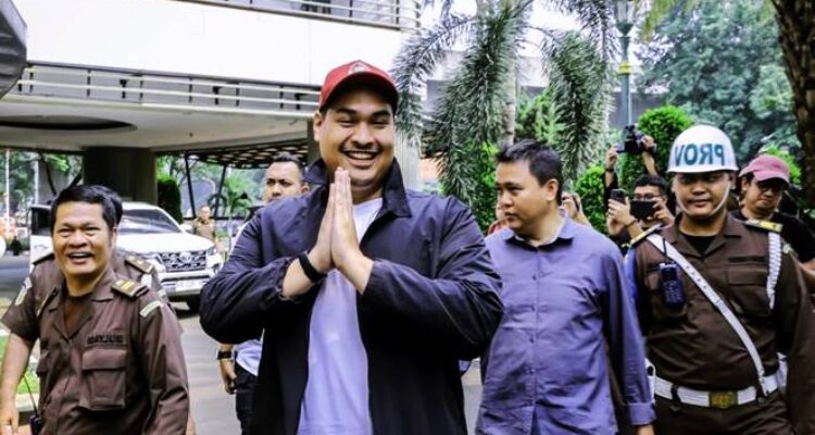 menpora dito tiba di kejagung untuk diperiksa jadi saksi kasus korupsi bts