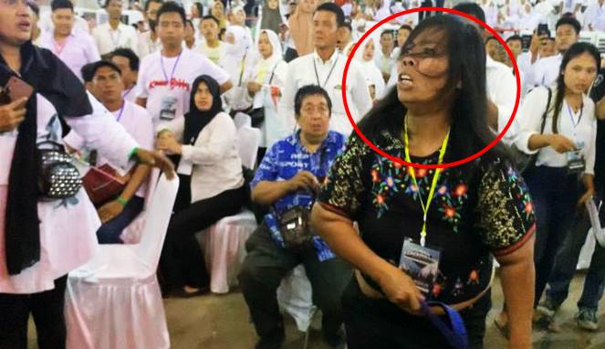 Seorang wanita lempar sandal dan siram air saat Jokowi bertemu relawan Bobby