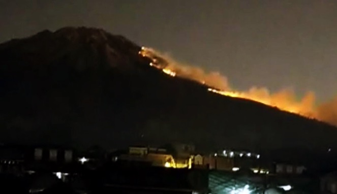 Kebakaran terjadi di gunung sumbing Jateng, semua jalur pendakian ditutup total