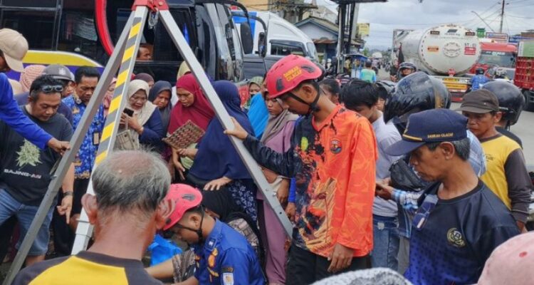 Damkar Evakuasi Warga Terjebak Saluran Air di Pasar Sampang Cilacap