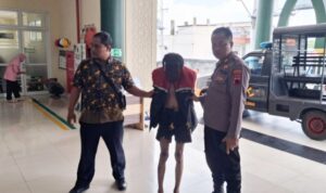 Kapolsek Karanglewas AKP Heri Sudaryanto membawa terduga pelaku curanmor