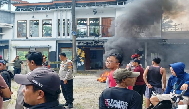 Shaka Kafe Wonosobo Dibakar Massa